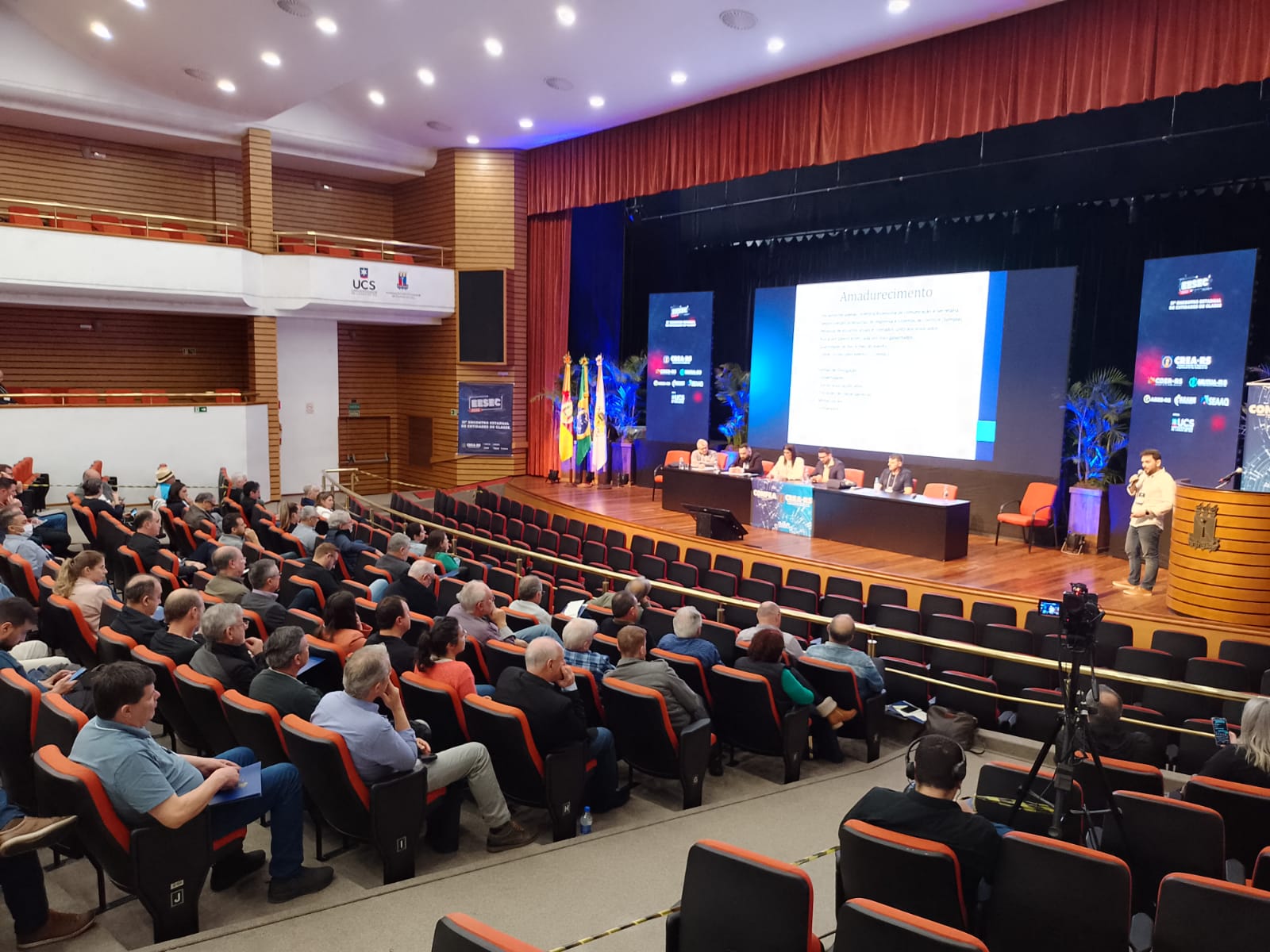 Auditório lotado na apresentação da Aearv